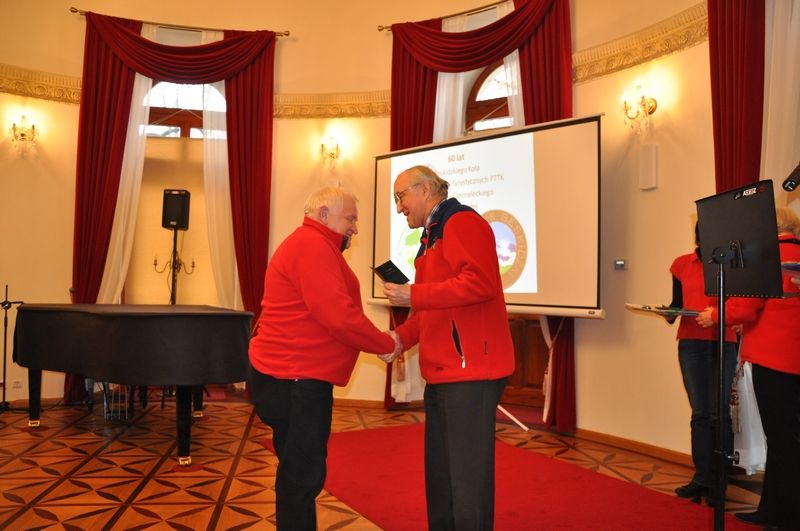 Odznaką Honorowy Przodownik Turystyki Górskiej PTTK wyróżniony został Kazimierz Gąsiorek