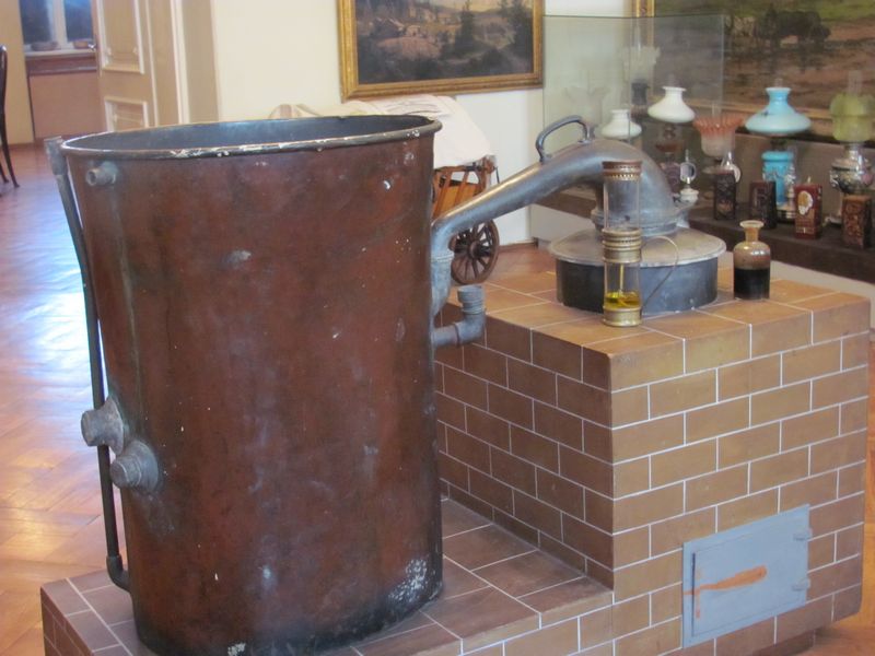 Muzeum PTTK w Gorlicach - skąd się wzięła nafta - aparatura do tzw. "pędzenia bimbru" :)