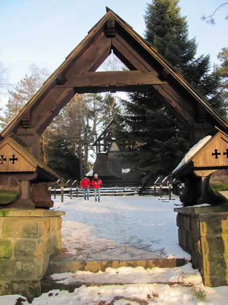 Cmentarz nr 60 na Przełęczy Małastowskiej - ...szpalery drewnianych krzyży z trójkątnymi daszkami i kaplica z drewnianych bali...