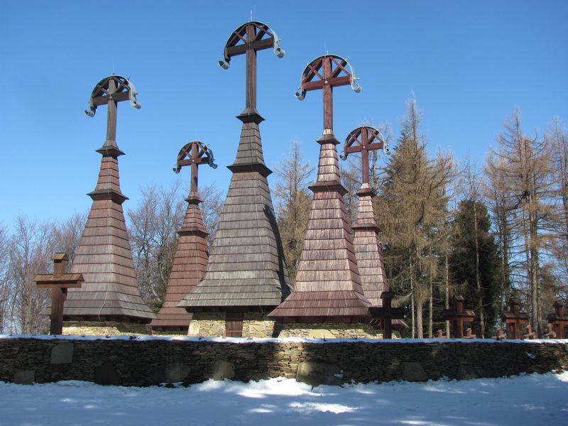 Cmentarz nr 51 na Rotundzie - Dusan Jurkovic stworzył pięć wysokich drewnianych wież zwieńczonych stylizowanymi krzyżami...