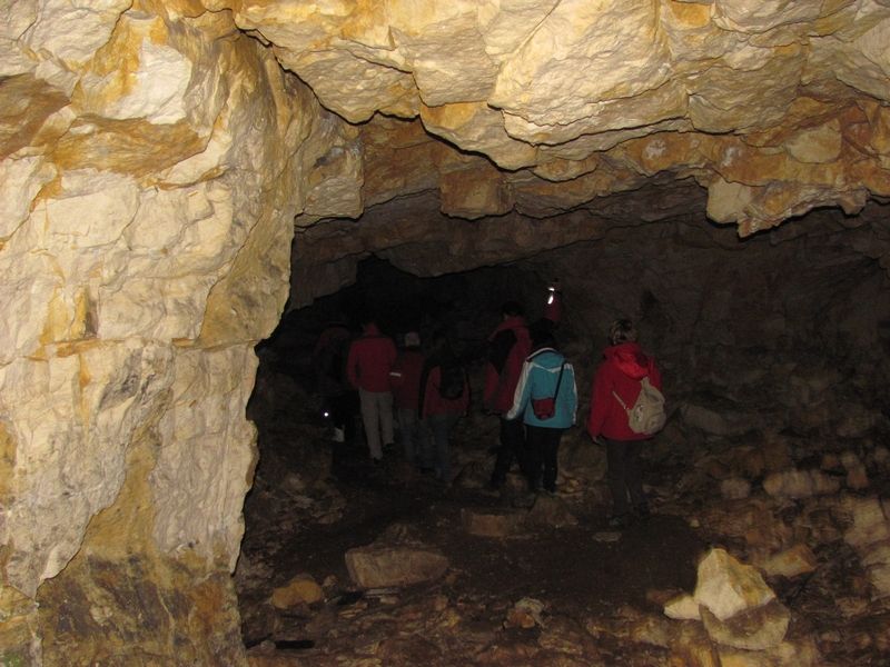Jurajske,  wapienne wzgórze, kryjące w swoim wnętrzu system korytarzy jaskini Szachownica