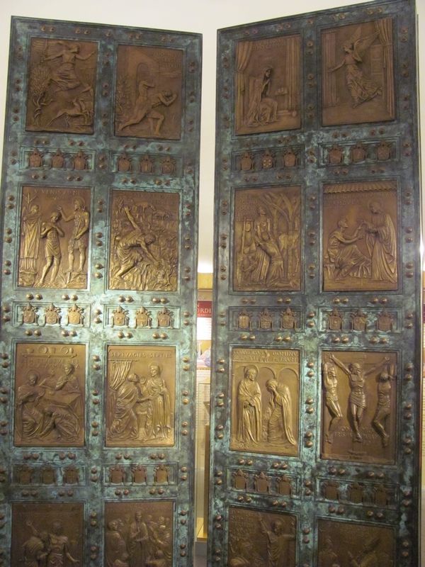 Wadowice - muzeum papieskie - kopia drzwi z Bazyliki św. Piotra w Rzymie